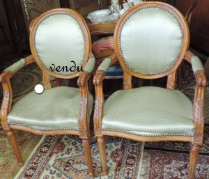 paire de fauteuils à médaillon des années 1970DSCN1836